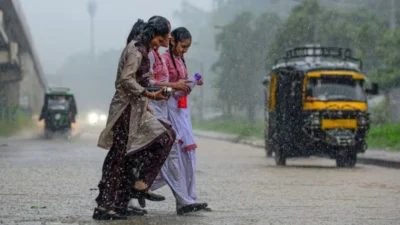 UP Weather Update: बड़ा अपडेट! आज लखनऊ में गरज-चमक के साथ वर्षा की संभावना, दिल्ली में रेड अलर्ट