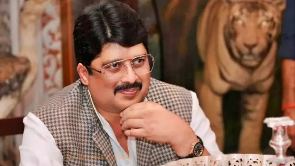 Raja Bhaiya: राजा भैया धीरे-धीरे राजनीति से कर रहे किनारा, अब विरासत संभालेंगे ‘बड़े राजा’ और ‘छोटे राजा’ Raja Bhaiya: राजा भैया धीरे-धीरे राजनीति से कर रहे किनारा, अब विरासत संभालेंगे ‘बड़े राजा’ और ‘छोटे राजा’