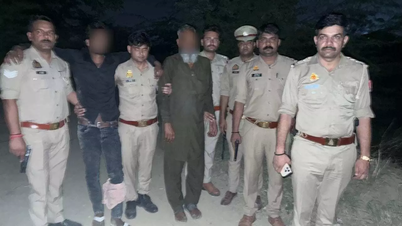 UP News: हापुड़ में पुलिस मुठभेड़ में एक बदमाश के पैर में गोली, गोकशी के प्रयास में दो आरोपी गिरफ्तार UP News: हापुड़ में पुलिस मुठभेड़ में एक बदमाश के पैर में गोली, गोकशी के प्रयास में दो आरोपी गिरफ्तार