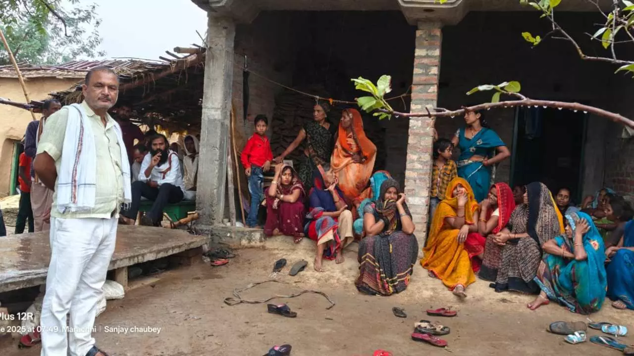 UP News: सोनभद्र में सो रहे अधेड़ को बुलाकर चाकुओं से गोदा, फिर गोली मार दी – पत्नी और बेटों के सामने हुई हत्या, तीन के खिलाफ केस दर्ज UP News: सोनभद्र में सो रहे अधेड़ को बुलाकर चाकुओं से गोदा, फिर गोली मार दी – पत्नी और बेटों के सामने हुई हत्या, तीन के खिलाफ केस दर्ज