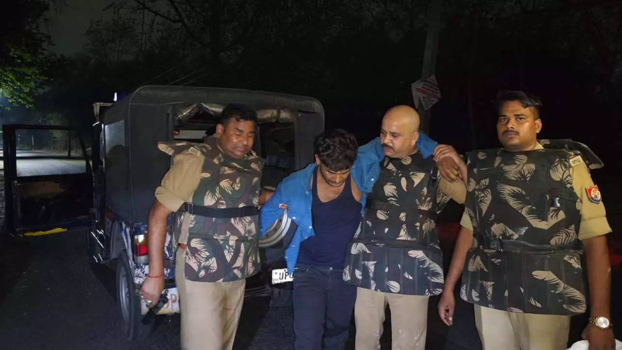 UP News: लखनऊ के आलमबाग में पुलिस और लुटेरों के बीच मुठभेड़, महिला से बैग लूटने वाला बदमाश गोली लगने से घायल, एक फरार UP News: लखनऊ के आलमबाग में पुलिस और लुटेरों के बीच मुठभेड़, महिला से बैग लूटने वाला बदमाश गोली लगने से घायल, एक फरार