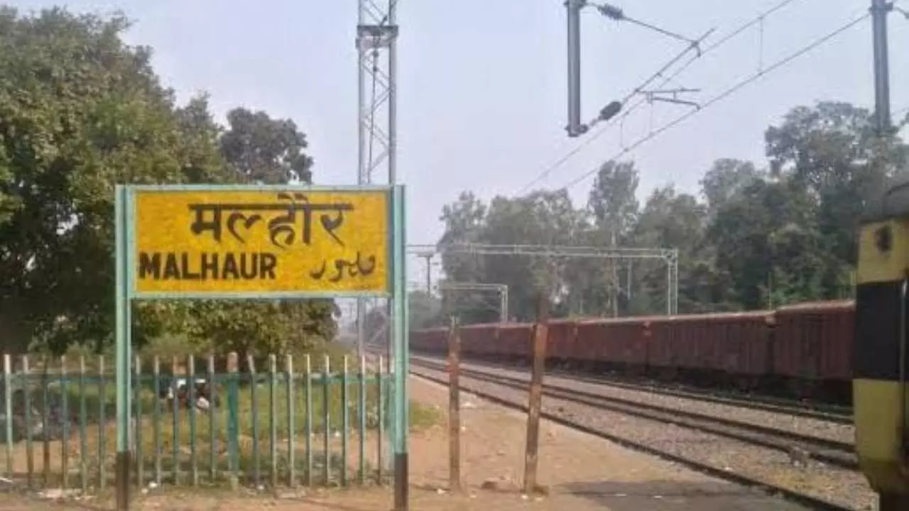 UP News: हमसफर एक्सप्रेस के लोको पायलट की सतर्कता से टला बड़ा हादसा, रेलवे ट्रैक पर मिला भारी लोहे का ढांचा UP News: हमसफर एक्सप्रेस के लोको पायलट की सतर्कता से टला बड़ा हादसा, रेलवे ट्रैक पर मिला भारी लोहे का ढांचा
