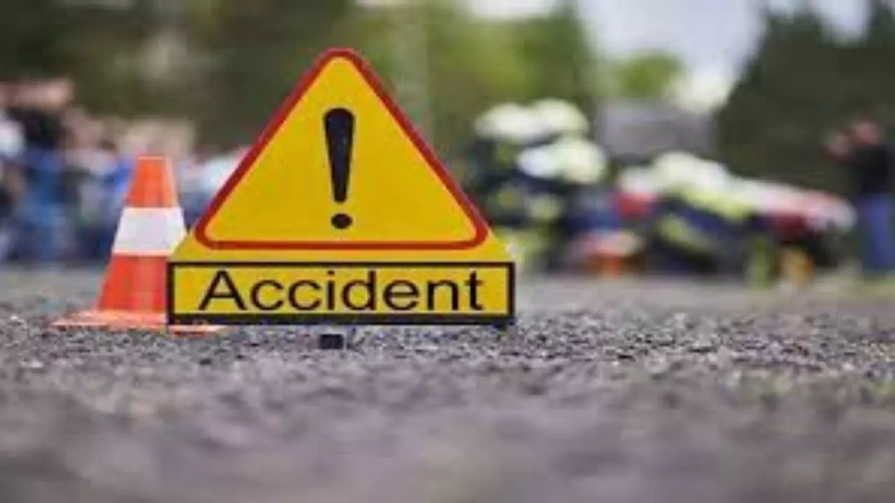 UP News: रायबरेली में करंट की चपेट में आने से दो लोगों की मौत, गांव में छाया मातम UP News: रायबरेली में करंट की चपेट में आने से दो लोगों की मौत, गांव में छाया मातम