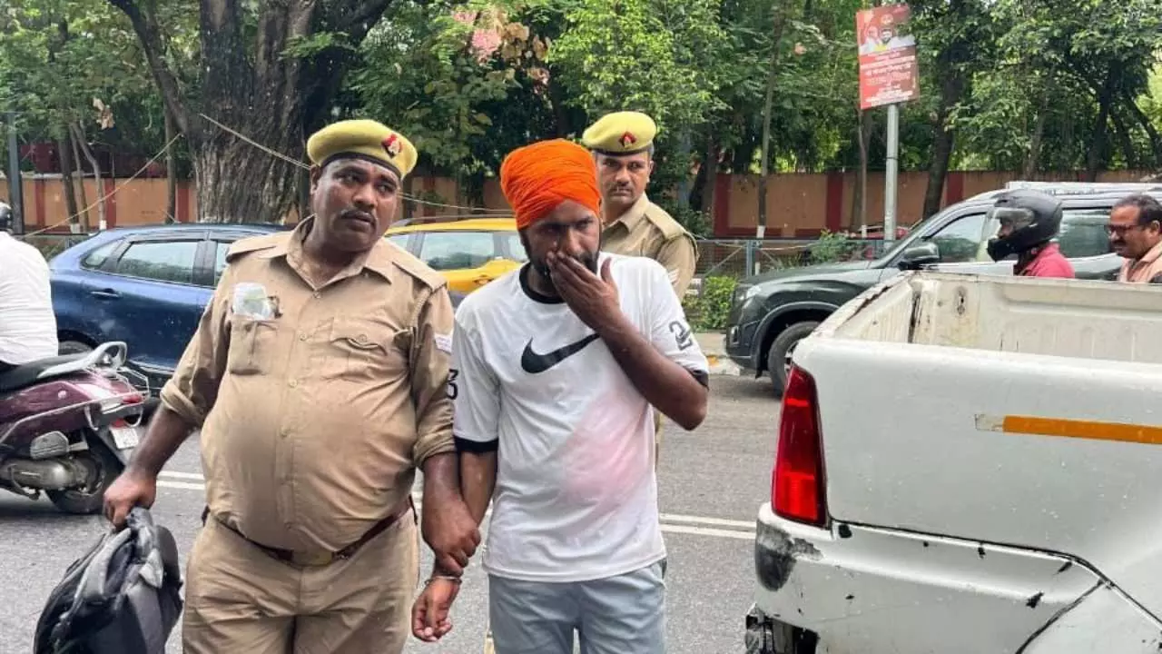 UP News: बहन आत्मदाह की तैयारी कर रही थी, भाई बना रहा था वीडियो – महिला पत्रकार ने लगाए गंभीर आरोप, FIR दर्ज UP News: बहन आत्मदाह की तैयारी कर रही थी, भाई बना रहा था वीडियो – महिला पत्रकार ने लगाए गंभीर आरोप, FIR दर्ज