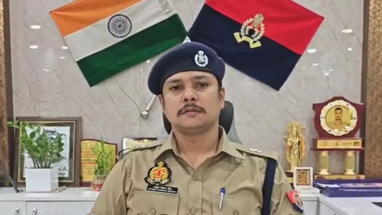 UP News: नौचंदी मेले में गुब्बारे बेच रहे पिता की गोद उजड़ी, डेढ़ साल की बेटी काजल को तेज रफ्तार कार ने कुचला UP News: नौचंदी मेले में गुब्बारे बेच रहे पिता की गोद उजड़ी, डेढ़ साल की बेटी काजल को तेज रफ्तार कार ने कुचला