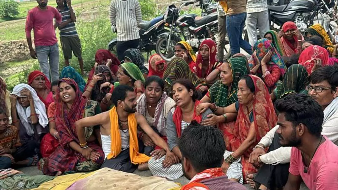 UP News: युवक की मौत के बाद परिजनों ने शव रखकर किया सड़क जाम, हत्या का आरोप UP News: युवक की मौत के बाद परिजनों ने शव रखकर किया सड़क जाम, हत्या का आरोप