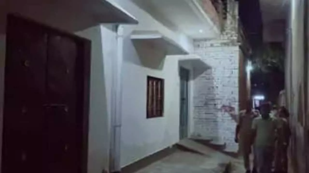 UP News: मकान में बन रहे थे अवैध हथियार, STF और पुलिस की छापेमारी में भारी मात्रा में असलहे-कारतूस बरामद UP News: मकान में बन रहे थे अवैध हथियार, STF और पुलिस की छापेमारी में भारी मात्रा में असलहे-कारतूस बरामद