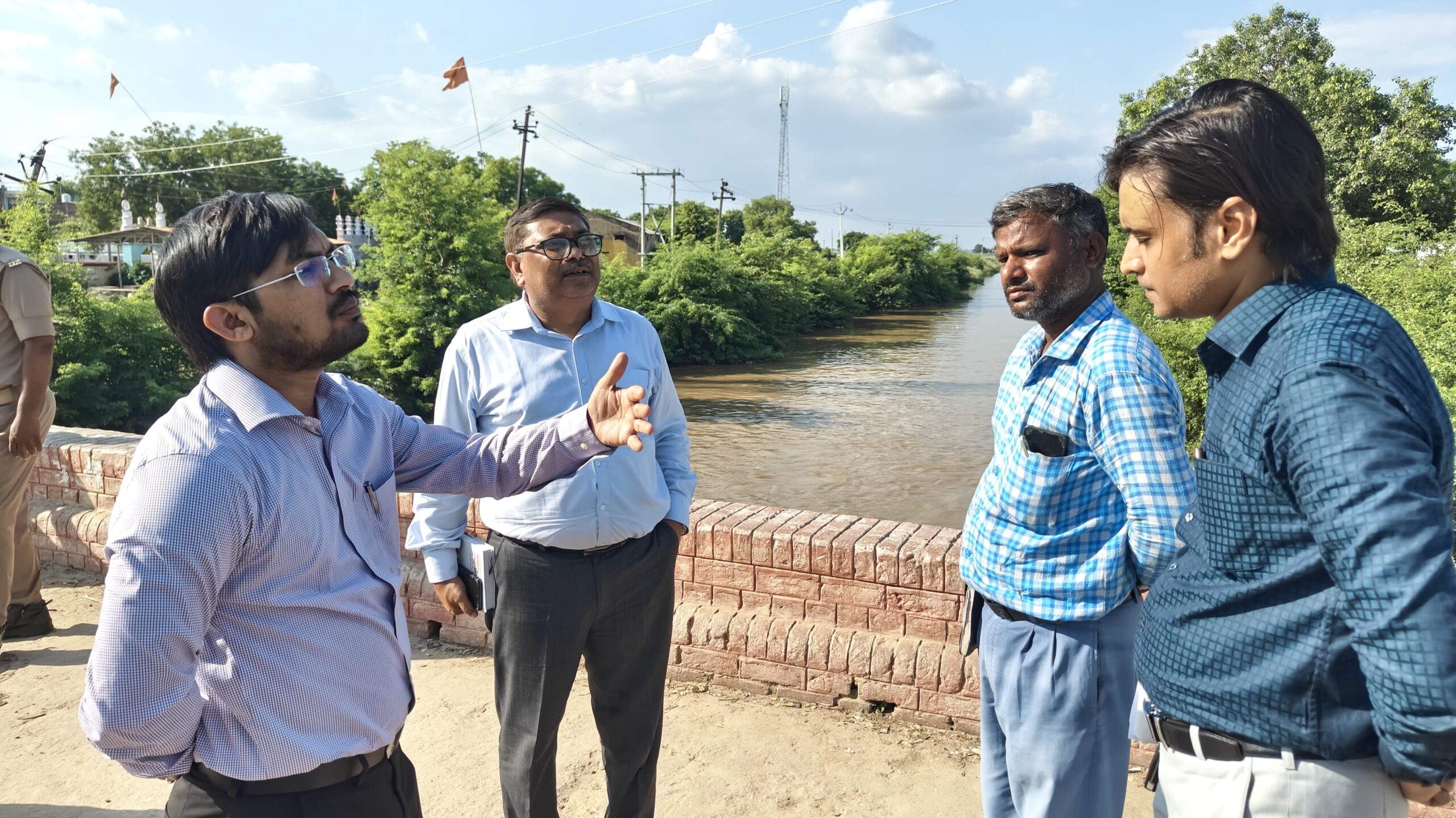 Chandauli: चंदौली धीना अमड़ा क्षेत्र के मुख्य नहरों, रजवाहों तथा माइनरों का जिलाधिकारी ने किया स्थलीय निरीक्षण