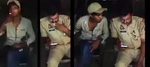 Lucknow News: ड्यूटी के बीच रीलबाज के साथ सुट्टा मारते दारोगा साहब का वीडियो हुआ वायरल, जांच शुरू Lucknow News: ड्यूटी के बीच रीलबाज के साथ सुट्टा मारते दारोगा साहब का वीडियो हुआ वायरल, जांच शुरू