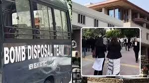 Delhi High Court bomb threat: ‘2 बजे फटेगा बम’, Delhi HC को मिली बम से उड़ाने की धमकी, जजों को निकला गया बाहर, मची अफरा-तफरी