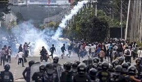 France Protest: नेपाल के बाद अब फ्रांस में उथल-पुथल: सड़कें जाम, पुलिस और प्रदर्शनकारियों में भिड़ंत