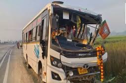 Jaunpur Road Accident: अयोध्या से काशी जा रही श्रद्धालुओं से भरी बस ट्रेलर से टकराई, 4 की मौत, 9 घायल