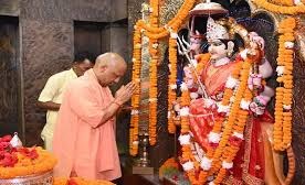 Balrampur News: CM योगी ने किए शक्तिपीठ दर्शन, गौशाला में मौजूद गायों को खिलाया चारा और गुड़