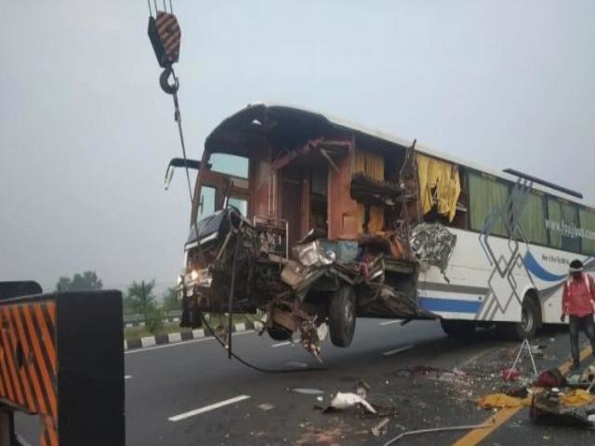 Lucknow News: लखनऊ एक्सप्रेसवे पर बड़ा हादसा: तेज रफ्तार बेकाबू बस पलटी, 12 यात्री गंभीर घायल; ड्राइवर को झपकी आने से हुआ भयंकर एक्सीडेंट! Lucknow News: लखनऊ एक्सप्रेसवे पर बड़ा हादसा: तेज रफ्तार बेकाबू बस पलटी, 12 यात्री गंभीर घायल; ड्राइवर को झपकी आने से हुआ भयंकर एक्सीडेंट!