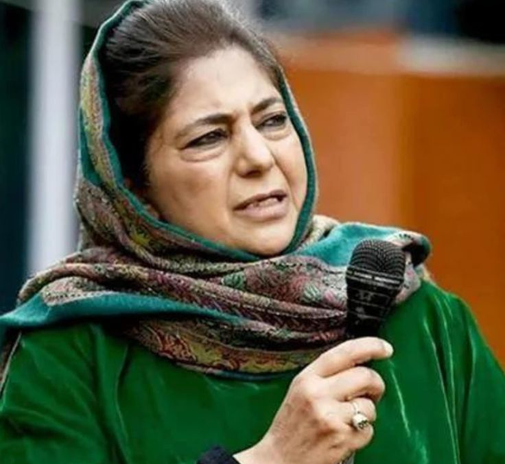 Mehbooba Mufti statement: ज़बरदस्ती में करना पड़ रहा राष्ट्रगान का सम्मान…? महबूबा मुफ्ती के इस बयान से गरमाई सियासत!