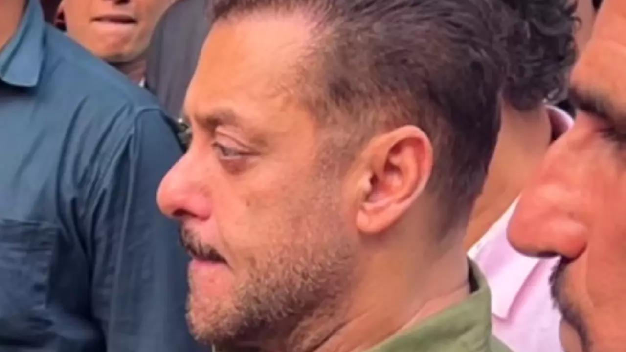 Salman Khan On Pankaj Dheer Funeral Video: सलमान खान ने नम आँखों से दी पंकज धीर को अंतिम विदाई निभाई दोस्ती, देखें वीडियो Salman Khan On Pankaj Dheer Funeral Video: सलमान खान ने नम आँखों से दी पंकज धीर को अंतिम विदाई निभाई दोस्ती, देखें वीडियो