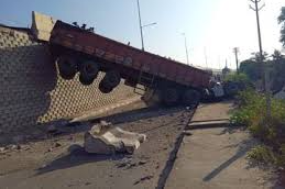 Hapur News: हापुड़ में बड़ा हादसा टला: दिल्ली-लखनऊ हाइवे पर टाइल्स से लदा ट्राला रेलिंग तोड़कर नीचे गिरा, चालक-परिचालक सुरक्षित