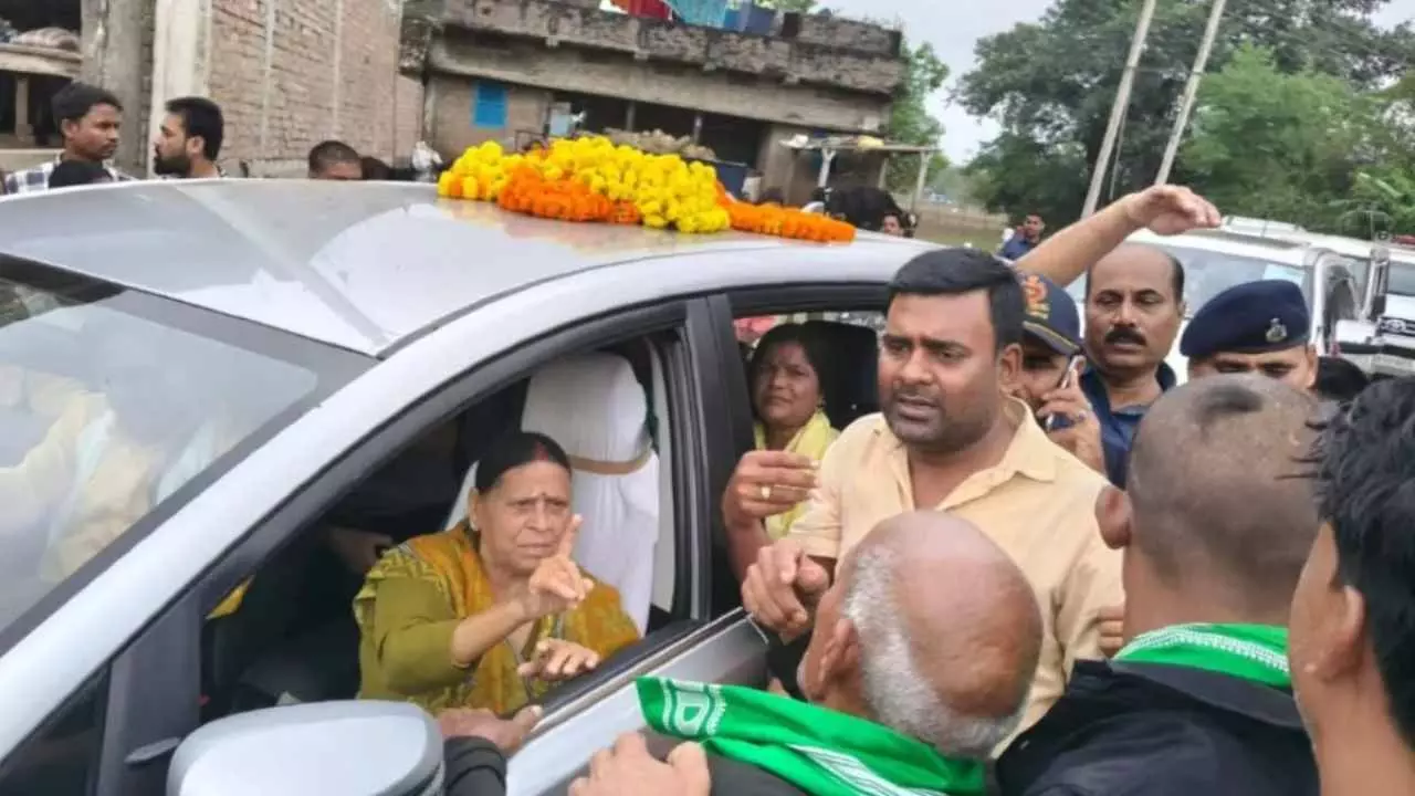 Rabri Devi Raghopur: लालू के गढ़ में घिरी राबड़ी देवी, राघोपुर में लोग हुए आग बबूला, कार को घेर कर बुजुर्ग ने किया बवाल Rabri Devi Raghopur: लालू के गढ़ में घिरी राबड़ी देवी, राघोपुर में लोग हुए आग बबूला, कार को घेर कर बुजुर्ग ने किया बवाल