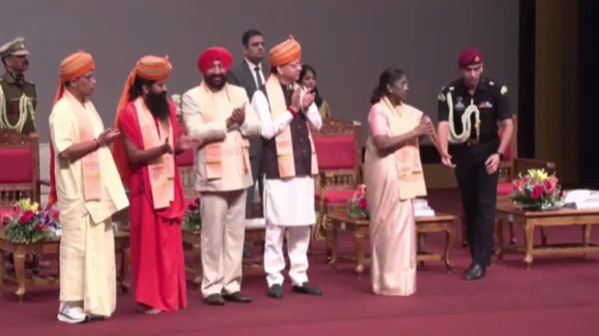 Uttarakhand News: राष्ट्रपति मुर्मू उत्तराखंड पहुंचीं, पतंजलि विश्वविद्यालय के दीक्षांत समारोह में हुईं शामिल Uttarakhand News: राष्ट्रपति मुर्मू उत्तराखंड पहुंचीं, पतंजलि विश्वविद्यालय के दीक्षांत समारोह में हुईं शामिल