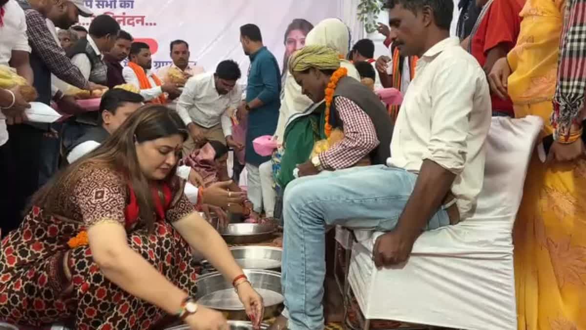 Chhattisgarh News: 125 लोगों ने ‘हिंदू धर्म’ अपनाया तो BJP विधायक ने धोए सबके पैर Chhattisgarh News: 125 लोगों ने ‘हिंदू धर्म’ अपनाया तो BJP विधायक ने धोए सबके पैर