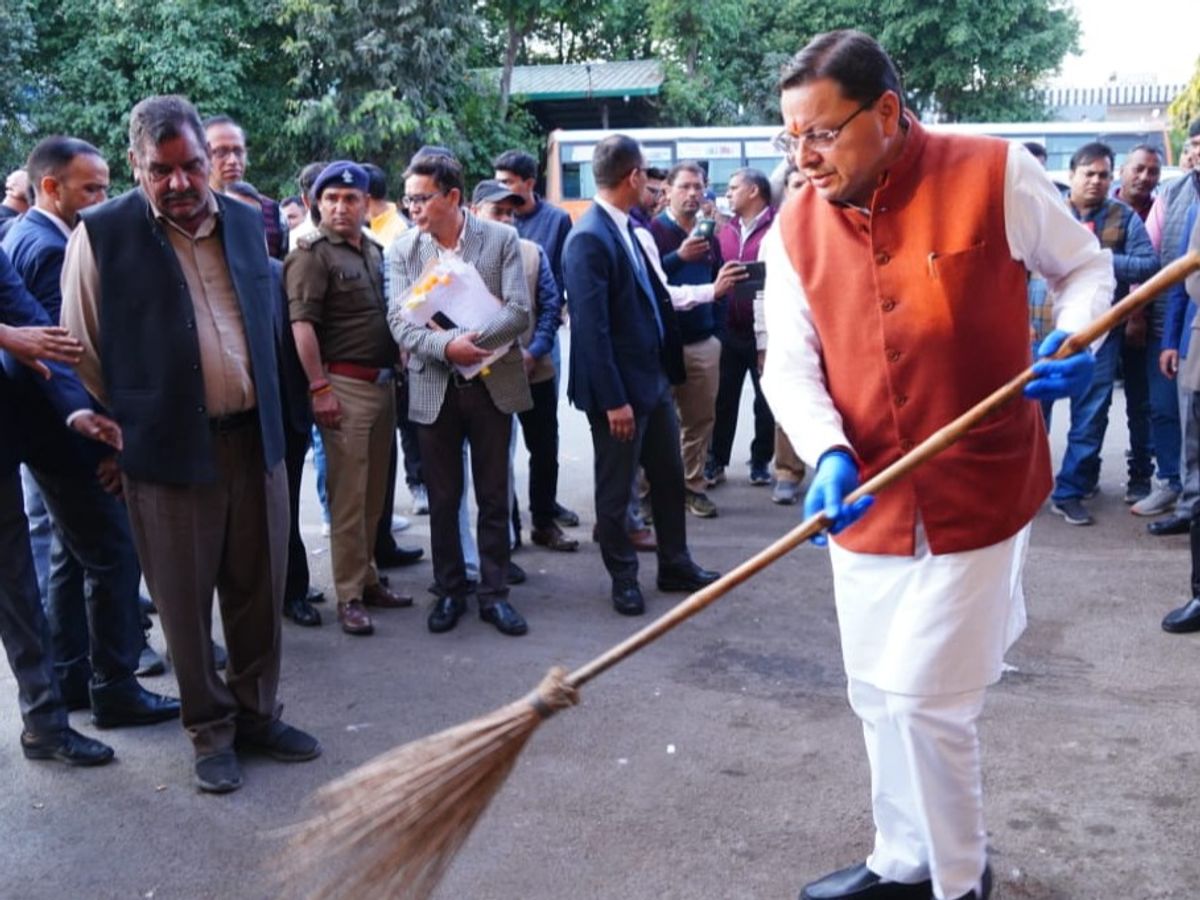 Uttarakhand News: CM धामी का देहरादून ISBT में निरीक्षण,खुद उठाई झाड़ू, अधिकारियों को दी सख्त चेतावनी Uttarakhand News: CM धामी का देहरादून ISBT में निरीक्षण,खुद उठाई झाड़ू, अधिकारियों को दी सख्त चेतावनी