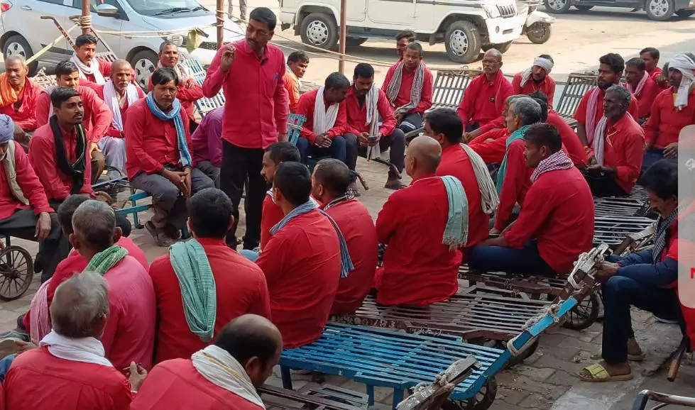 Lucknow Coolie Protest: चारबाग़ स्टेशन पर कुलियों का जोरदार प्रदर्शन! नियमित नौकरी व बैटरी कार संचालन में पारदर्शिता की उठी माँग