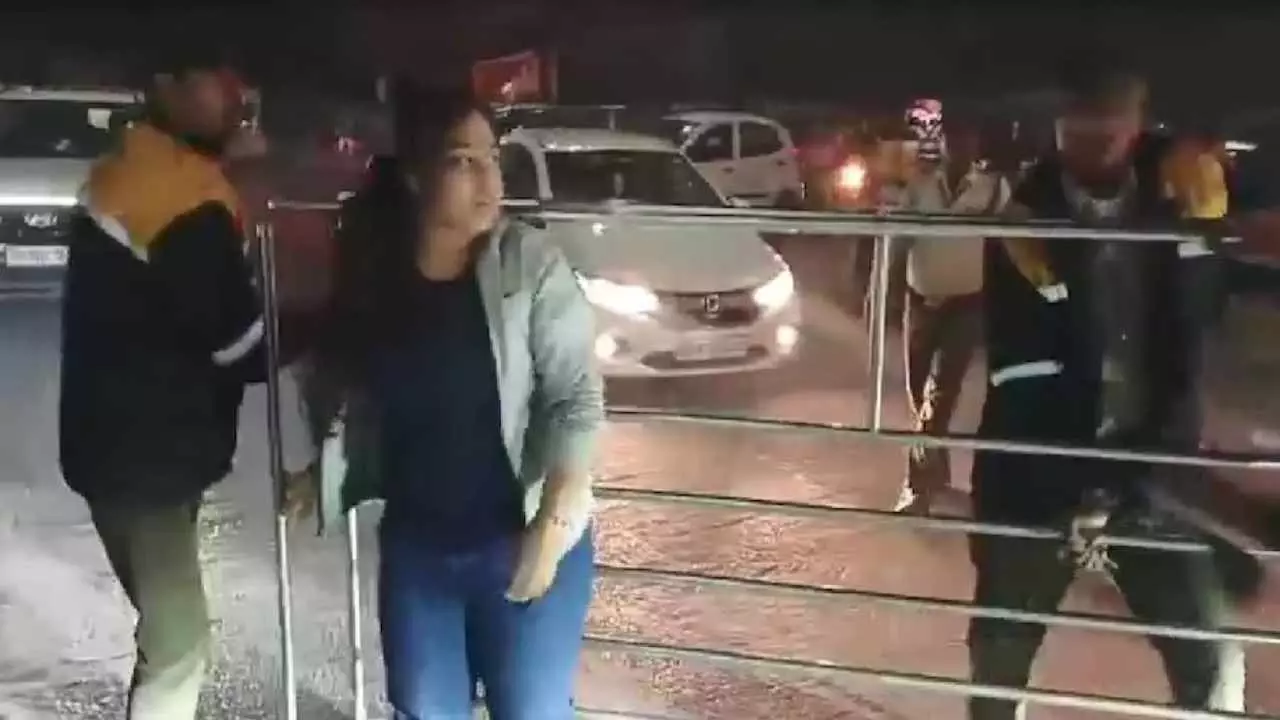 Noida girls vs security guard: नशे में लड़कियों की ऐसी लड़ाई..! नोएडा की पॉश सोसाइटी में जमकर हंगामा, गार्ड से भिड़ी युवतियां, Video Noida girls vs security guard: नशे में लड़कियों की ऐसी लड़ाई..! नोएडा की पॉश सोसाइटी में जमकर हंगामा, गार्ड से भिड़ी युवतियां, Video