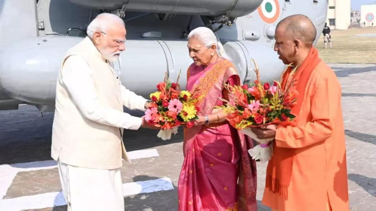 CM yogi welcome PM Modi in Ayodhya: CM योगी ने साकेत हेलीपैड पर किया PM का स्वागत,अयोध्यावासियों ने मोदी पर की पुष्पवर्षा