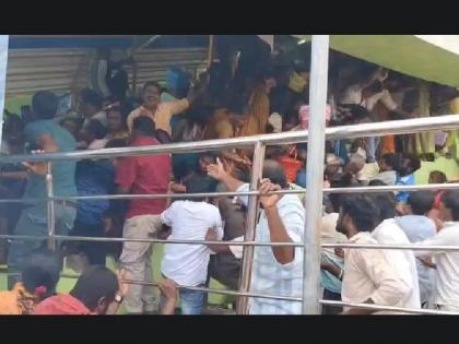 Srikakulam Temple Stampede: आंध्र प्रदेश के श्रीकाकुलम मंदिर में मची भगदड़, 9 लोगों की मौत Srikakulam Temple Stampede: आंध्र प्रदेश के श्रीकाकुलम मंदिर में मची भगदड़, 9 लोगों की मौत