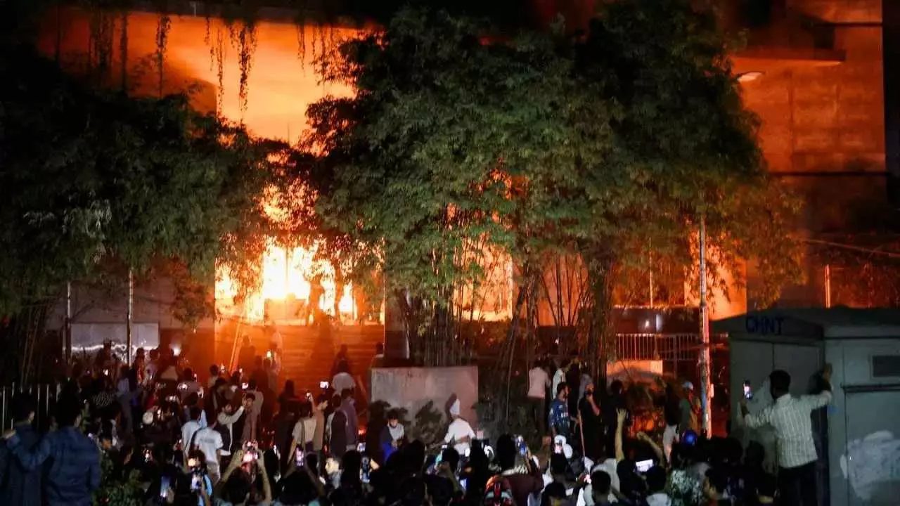 Bangladesh violence: फिर जल उठा बांग्लादेश! हादी की मौत के बाद कोहराम, फूँक दिए न्यूज़ चैनल, दहशत में पूरा देश