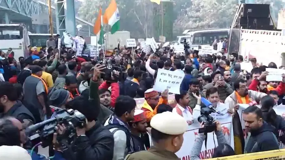 Delhi Bangladesh High Commission protest: दिल्ली से ढाका तक हड़कंप! बांग्लादेश हाई कमीशन पर VHP का बवाल, भारत-बांग्लादेश रिश्तों में आया बड़ा तूफान