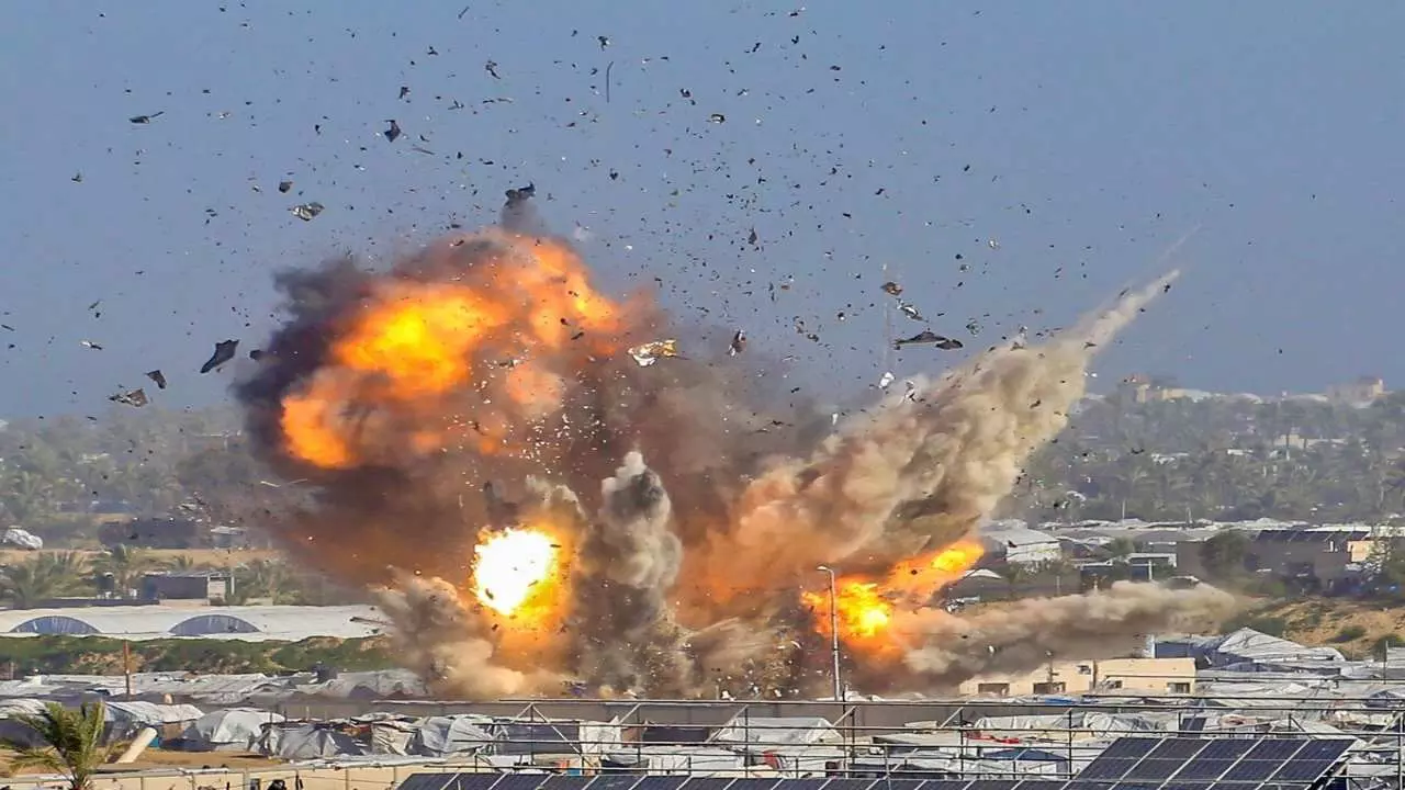 Iran nuclear facility bombing: ईरान के न्यूक्लियर प्लांट पर US-इजरायल का बड़ा हमला! ‘हेवी-वॉटर’ और ‘येलोकेक’ प्लांट पर ताबड़तोड़ बमबारी Iran nuclear facility bombing: ईरान के न्यूक्लियर प्लांट पर US-इजरायल का बड़ा हमला! ‘हेवी-वॉटर’ और ‘येलोकेक’ प्लांट पर ताबड़तोड़ बमबारी