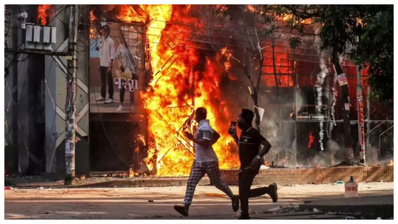 बांग्लादेश में हिंदुओं पर फिर हमला, 100 से ज्यादा परिवार बने निशाना