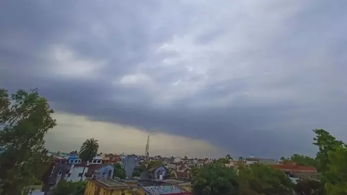 UP Weather Update: मौसम का मिजाज फिर बिगड़ा, यूपी के कई जिलों में आंधी-ओलों की चेतावनी