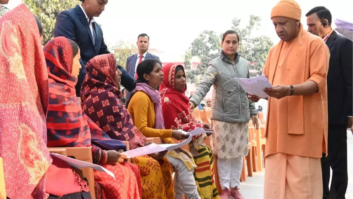 UP News: गोरखपुर प्रवास के दौरान CM Yogi Adityanath का जनता से सीधा संवाद