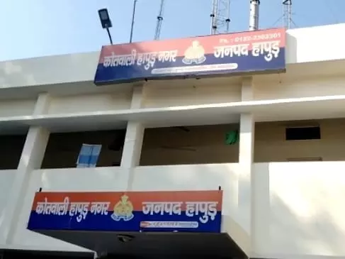 Hapur News: हापुड़ में पारिवारिक विवाद: सौतेले भाइयों और पिता पर युवक पर जानलेवा हमला