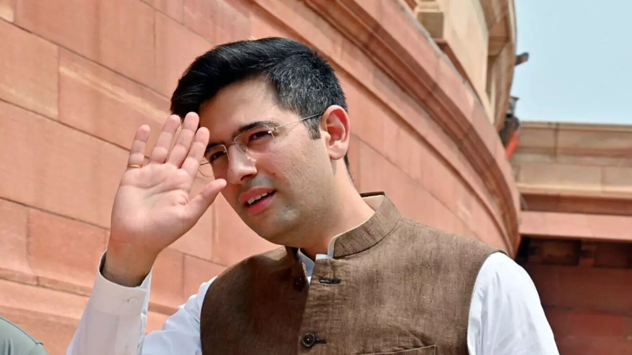 AAP का सख्त फैसला: राघव चड्ढा हटे, बोलने पर भी लगी रोक