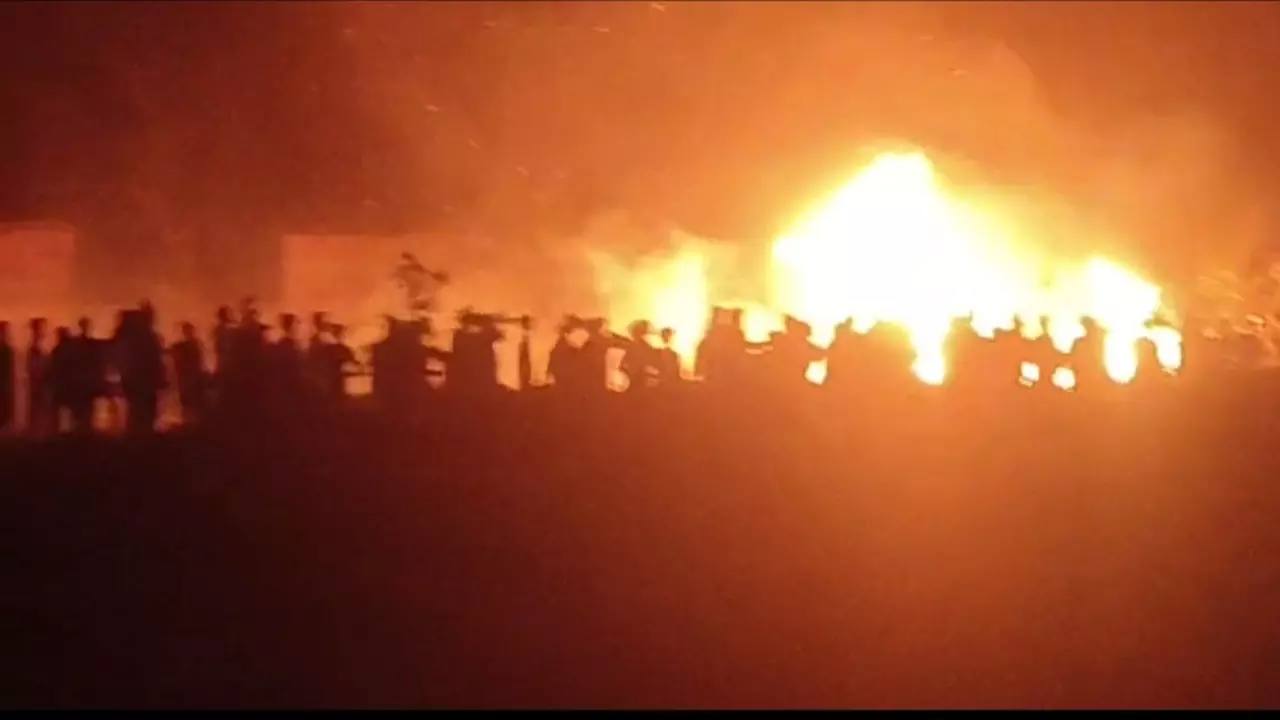 आंधी के बाद लगी भीषड़ आग किसानो की खेती हुई जलकर राख आंधी के बाद लगी भीषड़ आग किसानो की खेती हुई जलकर राख