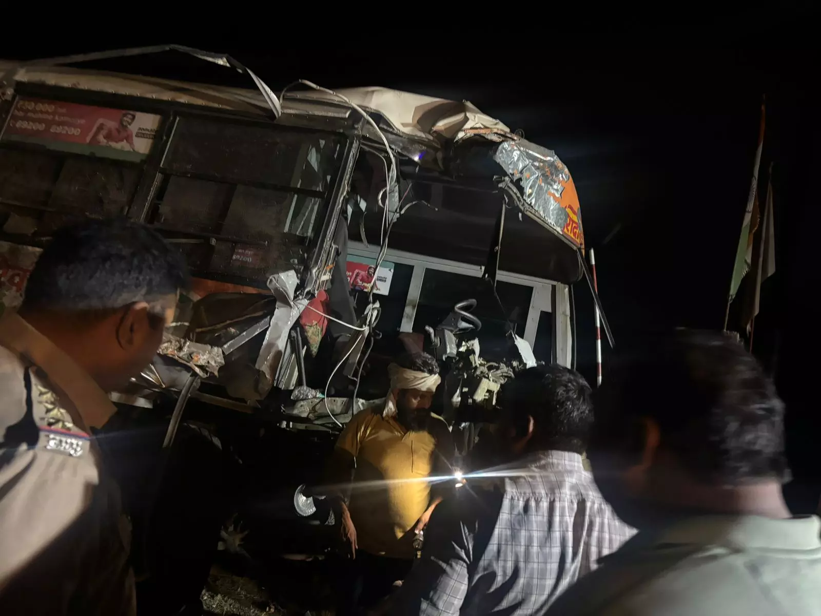 रामघाट रोड पर बड़ा हादसा, एक की मौत और कई यात्री हुए घायल