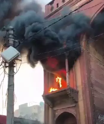 भीषण आग की लपटों में घिरी मथुरा की ऐतिहासिक छतरियाँ भीषण आग की लपटों में घिरी मथुरा की ऐतिहासिक छतरियाँ