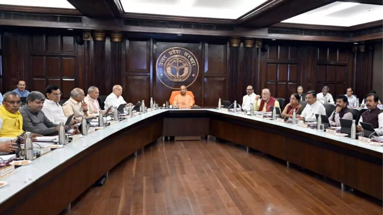 Lucknow में सीएम योगी की अध्यक्षता में कैबिनेट बैठक शुरू, कई अहम प्रस्तावों पर चर्चा