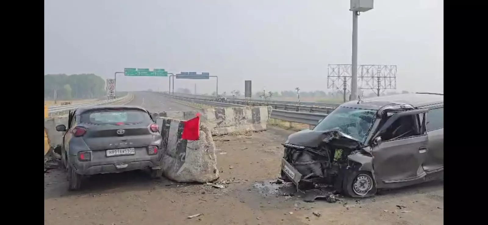 स्पीड बनी मौत की वजह: कॉरिडोर पर कार हादसे में दो युवकों की जान गई