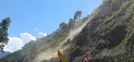 श्रीनगर-जम्मू मार्ग पर आफत: भूस्खलन से आवाजाही ठप, हजारों लोग प्रभावित श्रीनगर-जम्मू मार्ग पर आफत: भूस्खलन से आवाजाही ठप, हजारों लोग प्रभावित