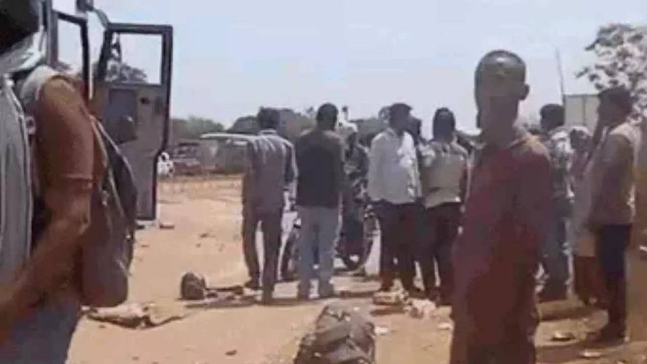 यात्रा के दौरान हादसा, गाजीपुर में बस पलटने से 2 महिलाओं की मौत