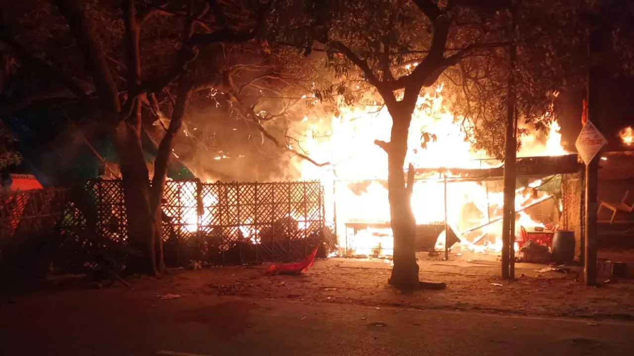 शॉर्ट सर्किट से भड़की आग, कृष्णानगर फल-सब्जी मंडी में बड़ा नुकसान शॉर्ट सर्किट से भड़की आग, कृष्णानगर फल-सब्जी मंडी में बड़ा नुकसान