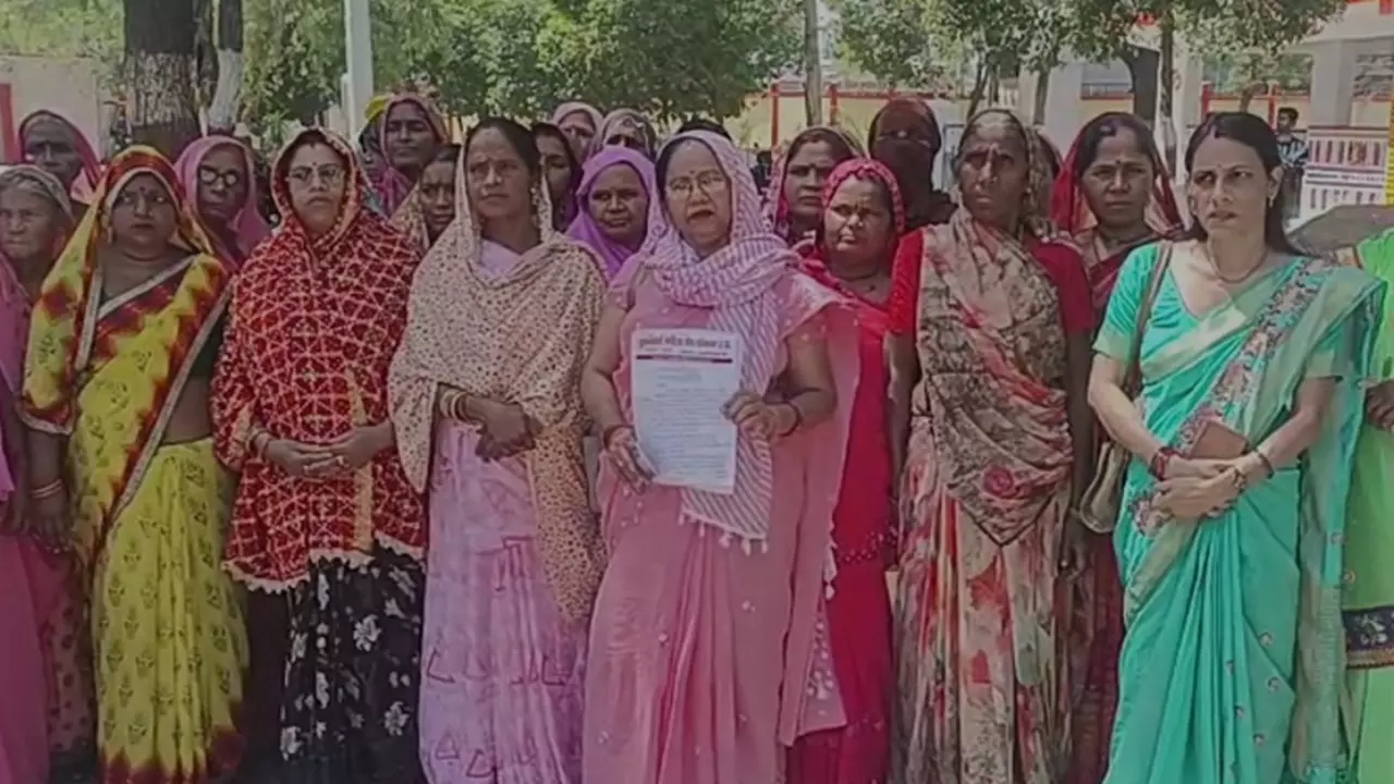 उरई में स्मार्ट मीटर के खिलाफ फूटा गुस्सा, गुलाबी गैंग के नेतृत्व में महिलाओं का प्रदर्शन