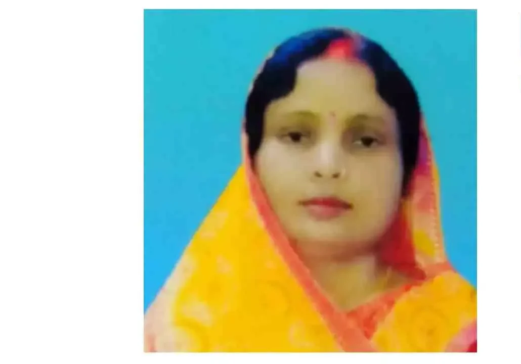 रेलवे क्रॉसिंग पर दर्दनाक हादसा, बाइक से गिरी महिला को डीसीएम ने कुचला रेलवे क्रॉसिंग पर दर्दनाक हादसा, बाइक से गिरी महिला को डीसीएम ने कुचला