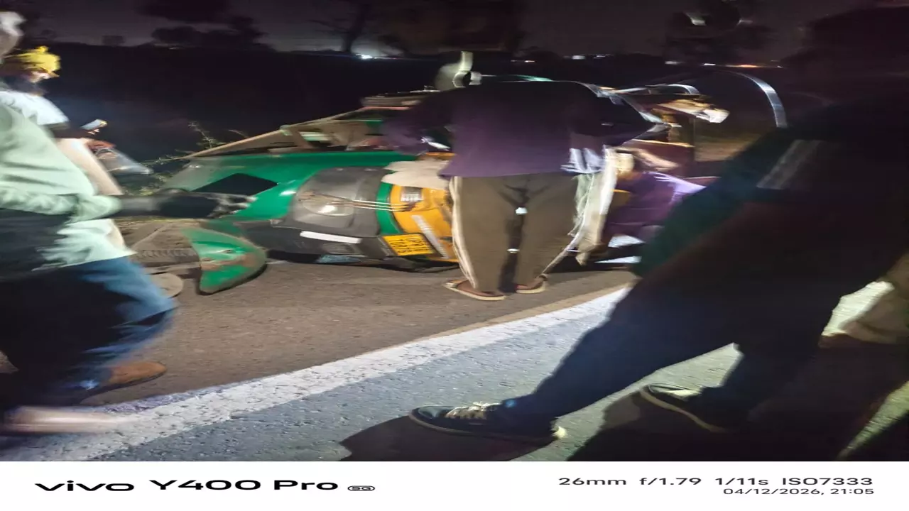 लापरवाही बनी मौत की वजह: सड़क हादसे में ऑटो चालक और महिला की जान गई