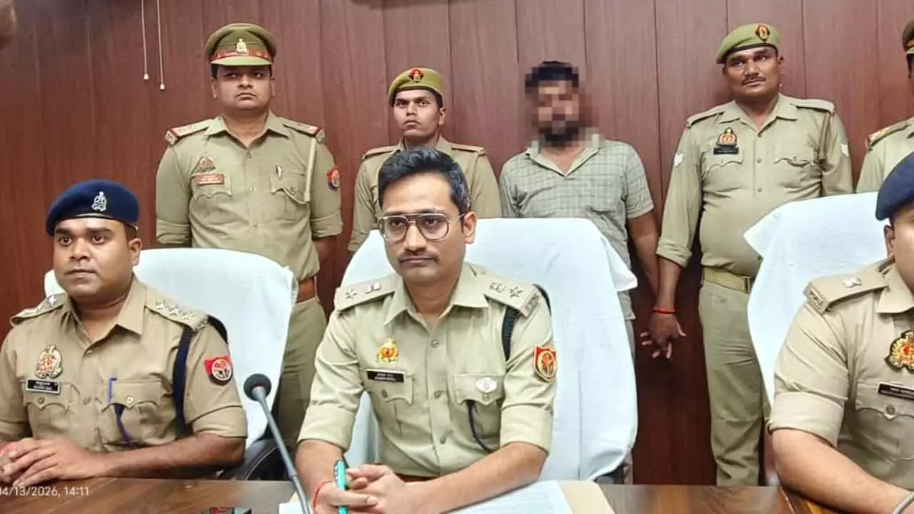 चंदौली में बड़ी कार्रवाई: गोतस्करों से मिलीभगत पर सिपाही गिरफ्तार चंदौली में बड़ी कार्रवाई: गोतस्करों से मिलीभगत पर सिपाही गिरफ्तार