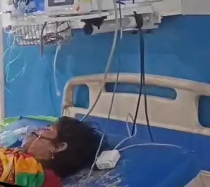 एटा में गलत ब्लड चढ़ाने से महिला की मौत, आरोपी डॉक्टर फरार एटा में गलत ब्लड चढ़ाने से महिला की मौत, आरोपी डॉक्टर फरार